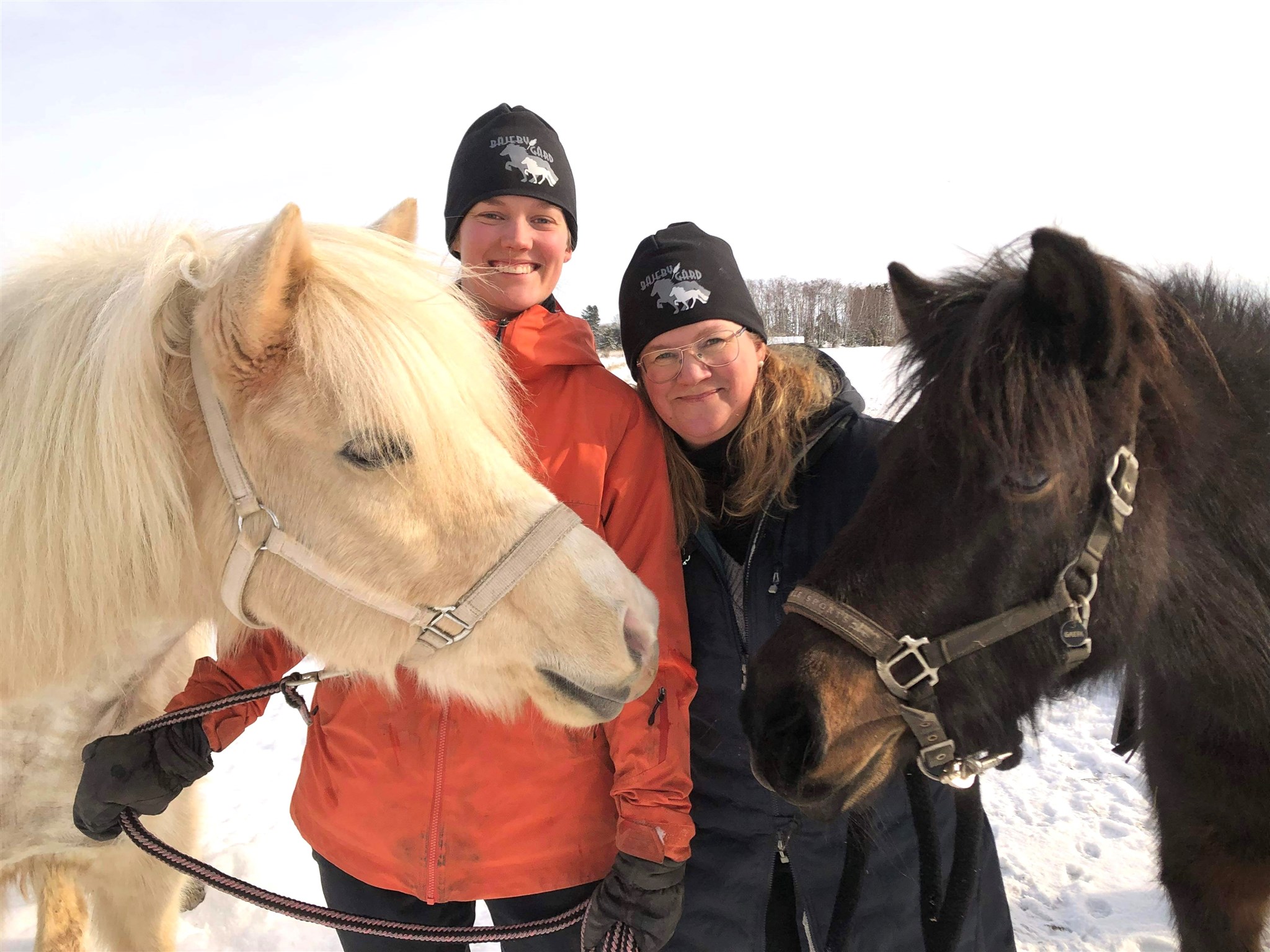 Annica o Matilda Dagny o Gaefa närbild Källarbacken snö 2023.jpg