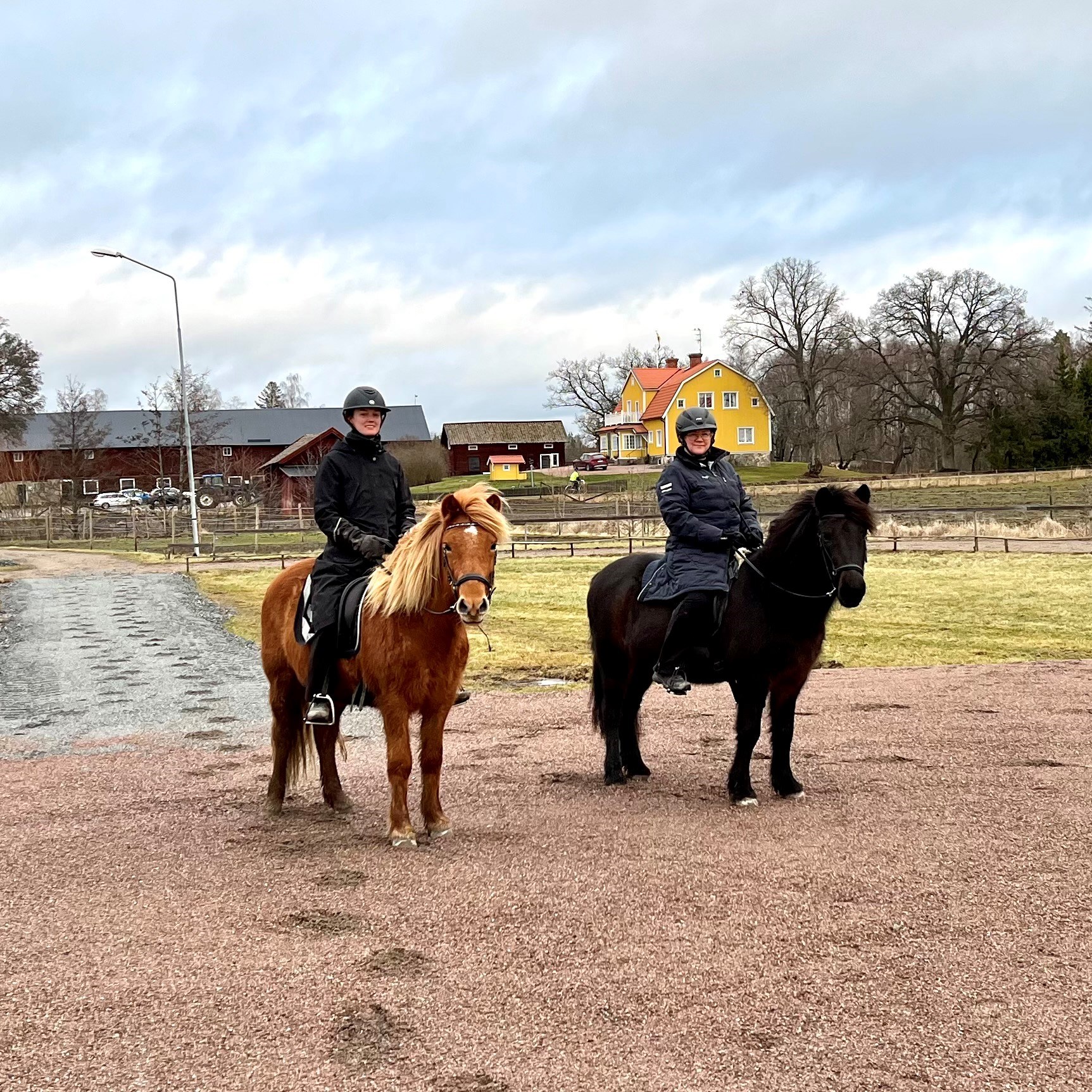 Matilda o Annica inviger nya ridbanan nyår 2022.jpg